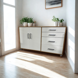 Meuble avec portes et tiroirs.