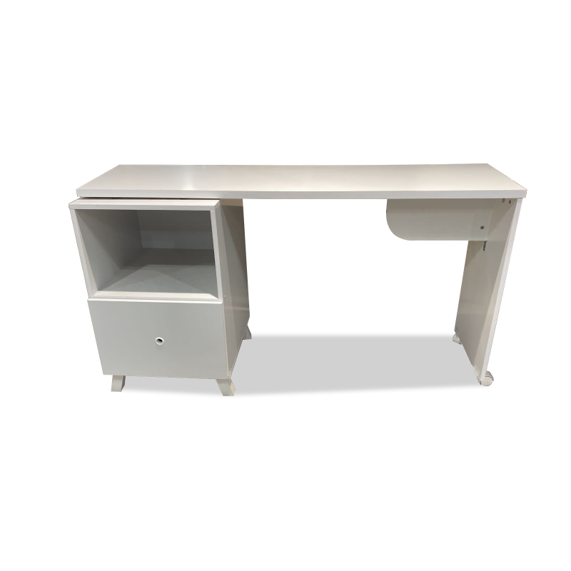 Bureau blanc avec un design classique équipé de tiroirs et de compartiments  ouverts