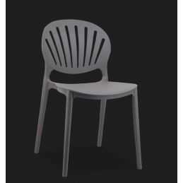 La chaise grise ou blanche